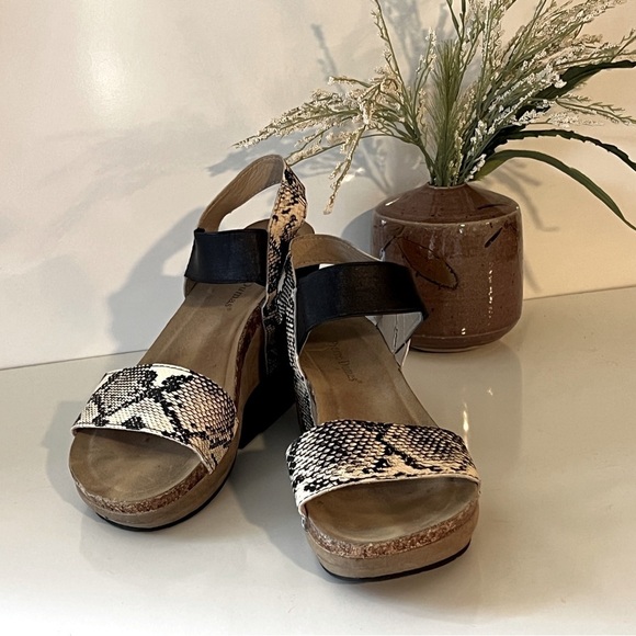 🛍️PIERRE DUMAS Snake skin and black platform‎ sandal size 9. - Picture 1 of 9